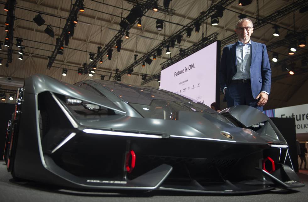 Stefano Domenicali, en el SalÃ³n del AutomÃ³vil de Barcelona