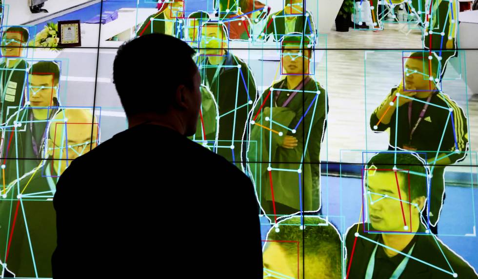 Un hombre observa una demostración de software de análisis de movimiento humano en Pekín, China. 
