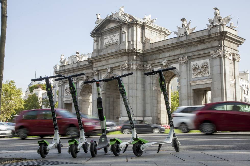 Patinetes eléctricos aparcados frente a la Puerta de Alcalá, en Madrid.