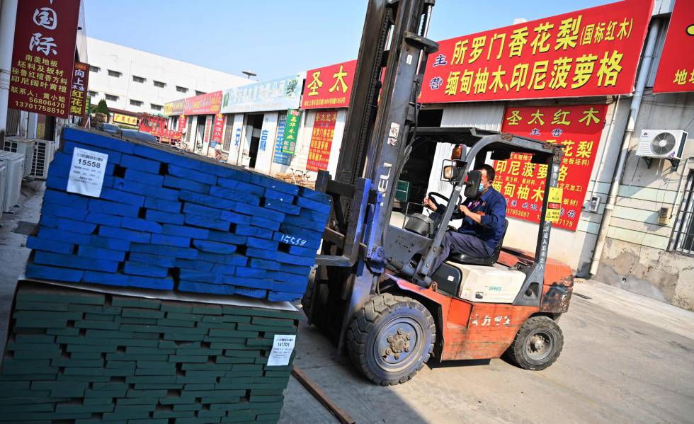 Un empleado mueve palés en una firma manufacturera de Shangái (China).