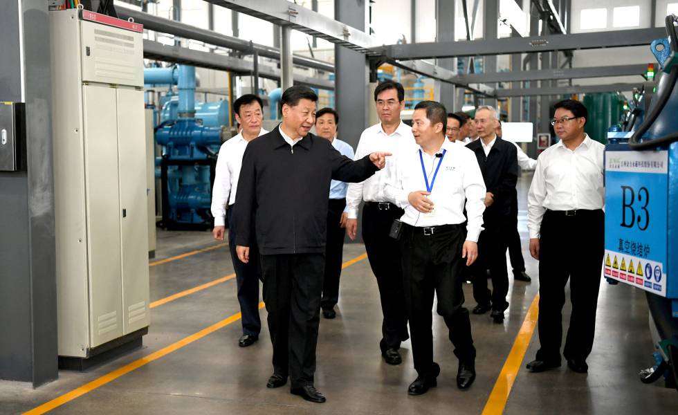 O presidente chinês, Xi Jingping, durante visita a uma empresa de terras raras em Ganzhou em maio.