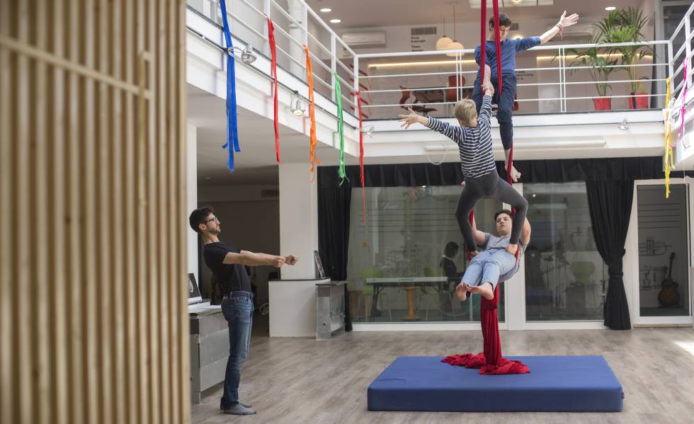 Tres alumnos de Learnlife practican acrobacias.
