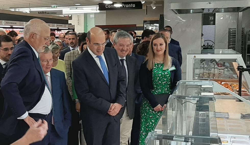 A la izquierda, en primer término: el presidente de Mercadona, Juan Roig, en la inauguración del primer establecimiento de la cadena en Oporto (Portugal)