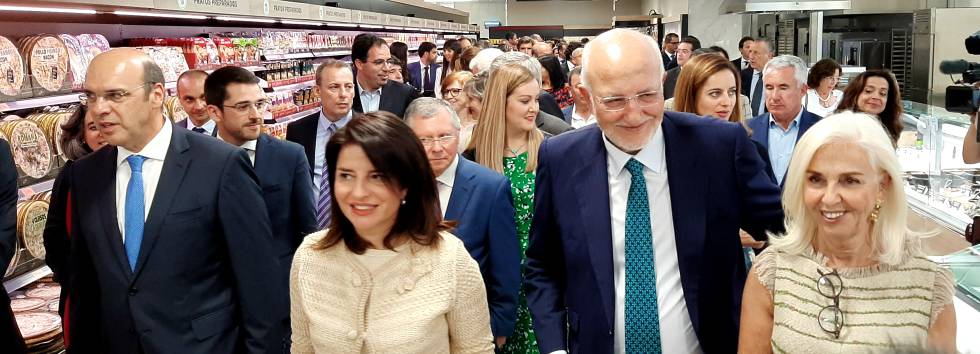 Desde la izquierda: Pedro Siza, ministro de Economía de Portugal, Hortensia Roig, consejera de Mercadona, Juan Roig, presidente de la cadena de supermercados, y Hortensa Herrero, vicepresidenta de Mercadona