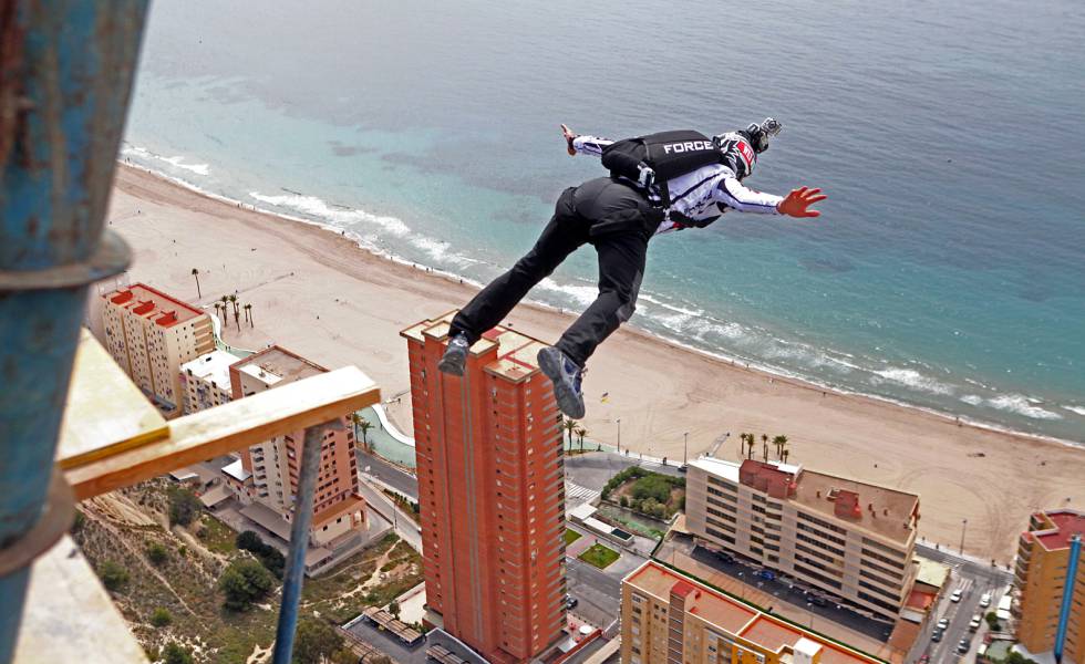 Salto base desde un rascacielos en Benidorm.