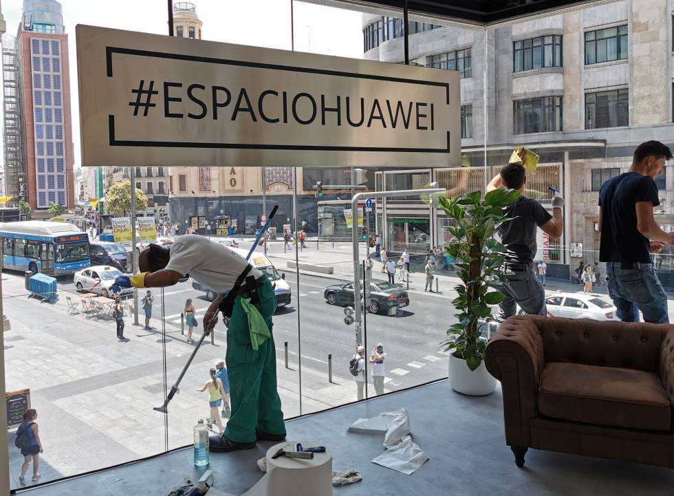 Some operators finalize the details of the Huawei store.