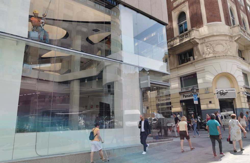 Huawei levanta la persiana de su macrotienda en Madrid