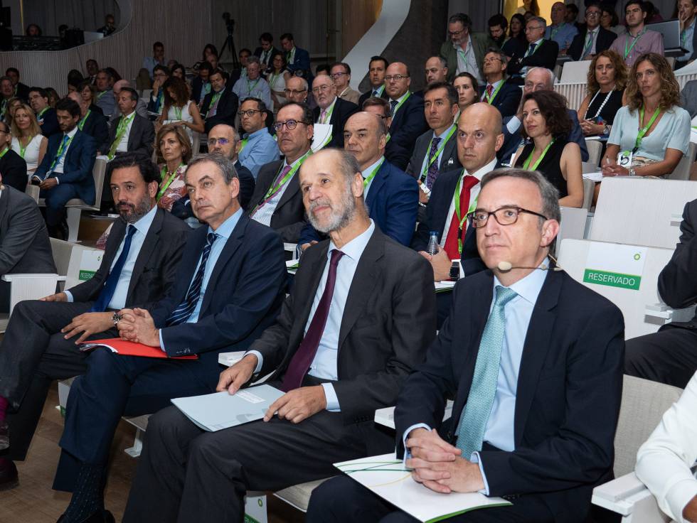José Luis Rodríguez Zapatero, between PP deputy Guillermo Mariscal and Secretary of State for Energy, José Domínguez Abascal. Next to this, Luis Aires, president of BP Spain.