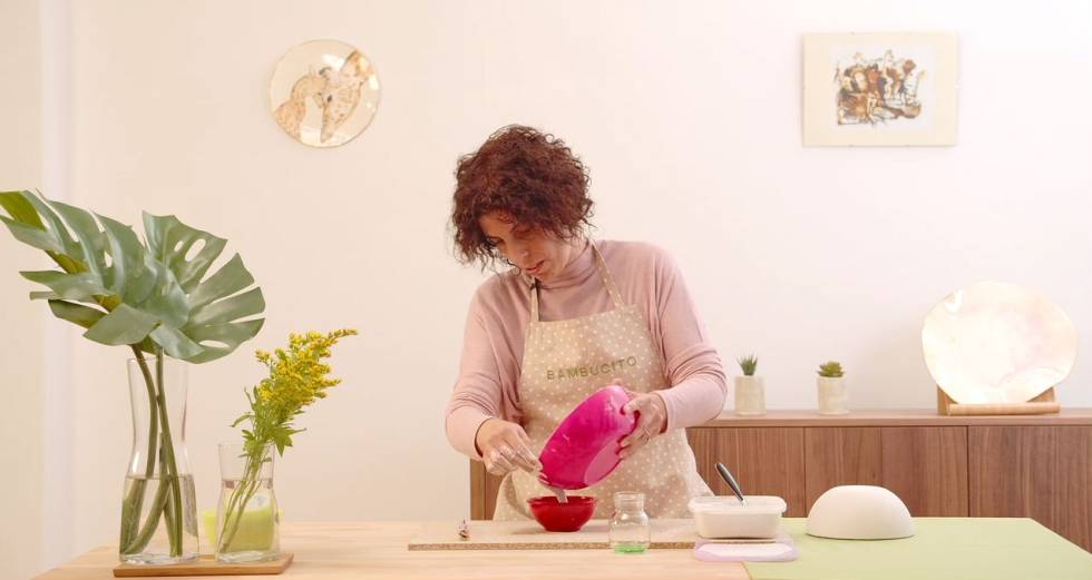 The potter Paula Casella, in a moment of his course 'online'.