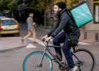 La Seguridad Social gana el macrojuicio contra Deliveroo: los ‘riders’ son asalariados, no autónomos