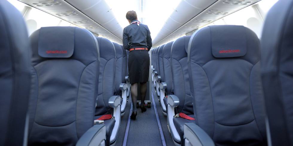 Una azafata transporta un carro con comida en un Boeing 737.Caroline Seidel (Getty Images)