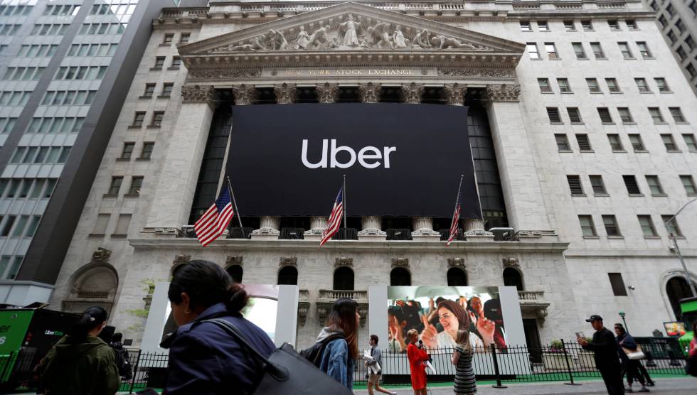 Logo Uber all'ingresso di Wall Street il giorno della premiere di borsa