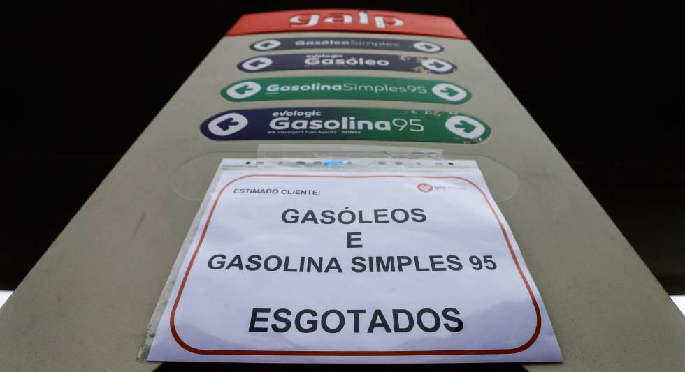 Un cartel indica la falta de suministro en una gasolinera de Portugal el pasado abril.