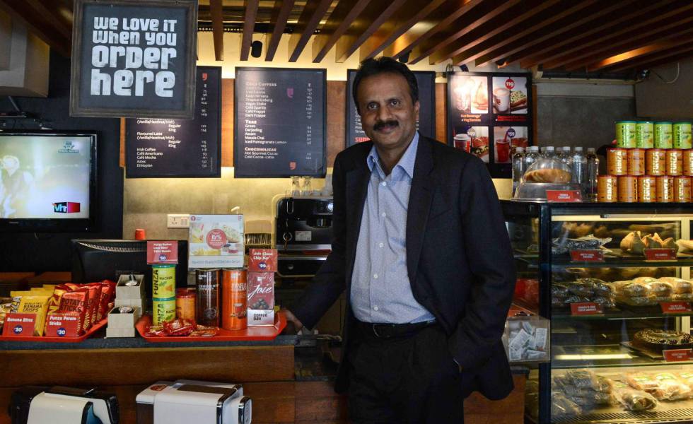 V.G. Siddhartha posa en unos de sus Café Coffee Day en Ahmedabad, en 2015. 