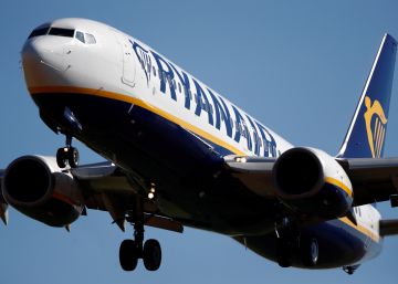 Un vuelo da vueltas cada lunes 20 minutos hasta que abre el aeropuerto de Santander