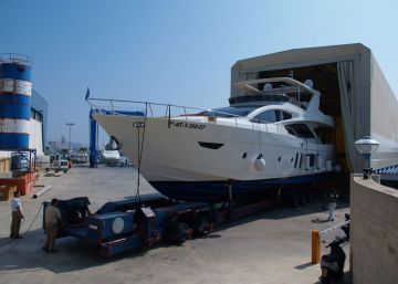 Un yate en el astillero Astondoa de Santa Pola (Alicante).