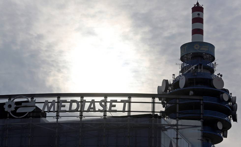 La torre delle telecomunicazioni presso la sede di Mediaset a Milano.