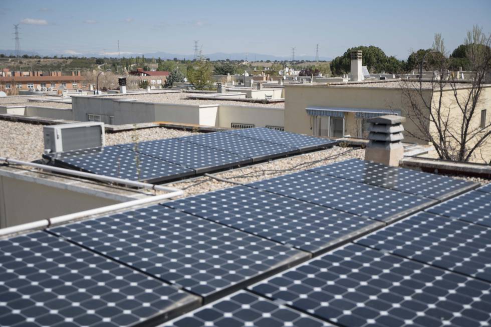 Paneles solares en un edificio de viviendas en San Sebastián de los Reyes.