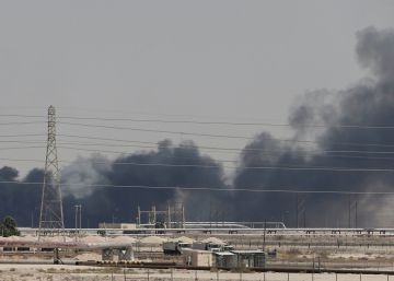 Cortinas de humo procedente del fuego en la refinería de Aramco al este de la ciudad de Abqaiq, en Arabia Saudí, el pasado sábado.