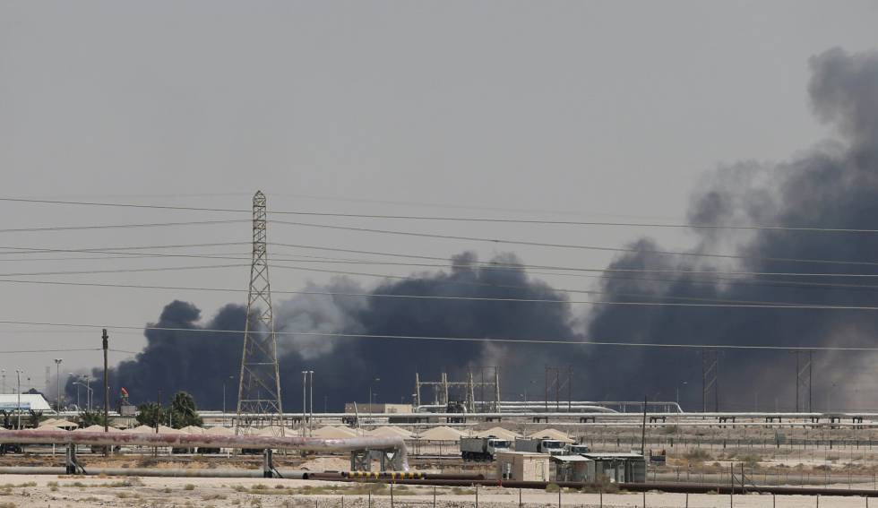 Cortinas de humo procedente del fuego en la refinerÃa de Aramco al este de la ciudad de Abqaiq, en Arabia SaudÃ, el pasado sábado.