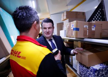El ministro de Trabajo alemán, Hubertus Heil, conversa con un conductor de camiones de la empresa de logística  Deutsche Post DHL durante una visita al centro de distribución de paquetes este miércoles. 