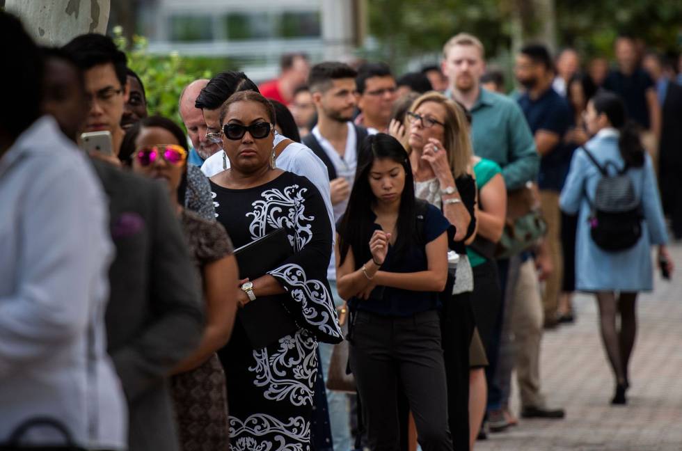 Colas a las puertas del evento de Amazon en Arlington (Virginia).