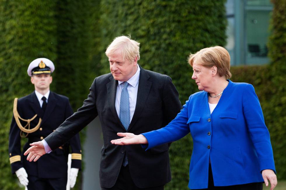 El primer ministro britÃ¡nico, Boris Johnson, y la canciller alemana, Angela Merkel, en agosto en BerlÃ­n.