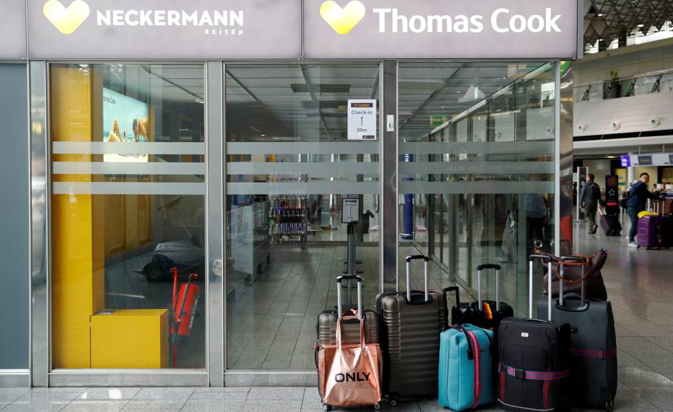 Maletas apiladas cerca de una oficina cerrada de la compañía de viajes Thomas Cook, en el aeropuerto de Frankfurt, Alemania, este lunes.