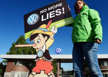 Una activista protesta ante la sede de Volkswagen en Wolfsburg (Alemania) el mes pasado. 