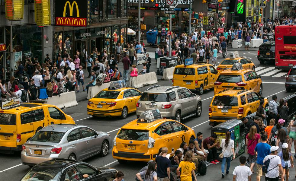 Taxis circulando por el centro de Nueva York