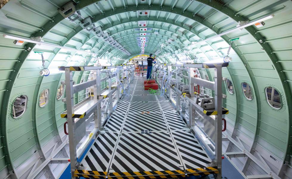 Un técnico trabajando en el fuselaje de un avión en una planta de Airbus en Hamburgo (Alemania)