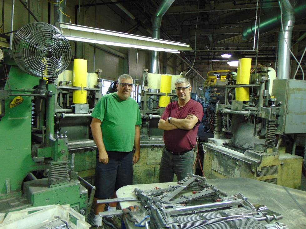 Dos empleados de Sherrill Manufacturing, que fabrica cuberterías en Oneida (Estado de Nueva York).