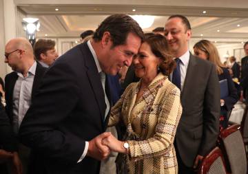 Antonio Garamendi saluda a Carmen Calvo.