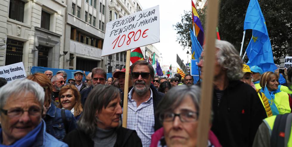 Miles de jubilados se manifiestan por una pensión digna en Madrid. 