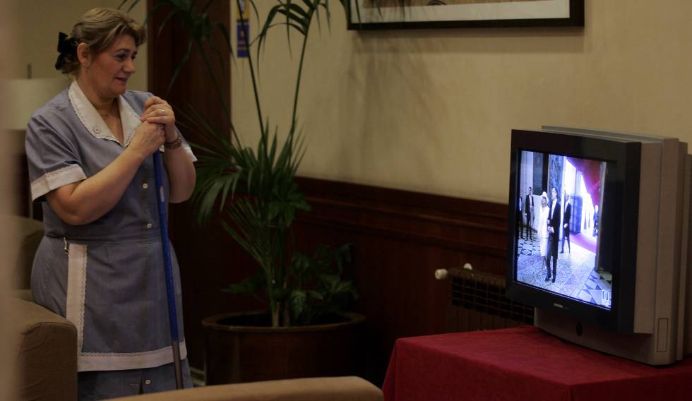 Una limpiadora de hotel ve en un televisor Grundig la boda real del Príncipe Felipe y doña Letizia en 2004.