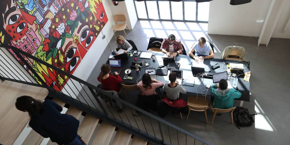 Varios emprendedores trabajan en el Campus Google de Madrid.