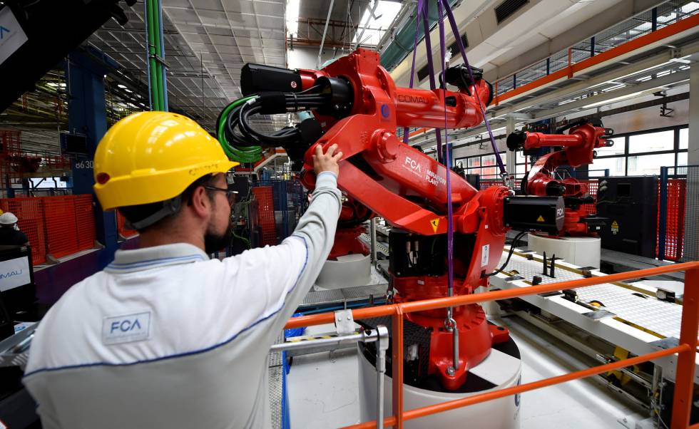 Un trabajador de FCA optimiza la instalación del primer robot para la producción del coche eléctrico Fiat 500 BEV en Turín, Italia.