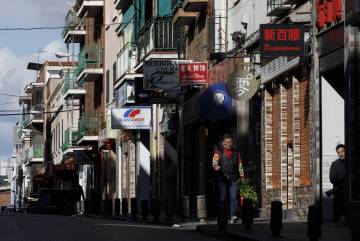 Varios comercios chinos en el barrio madrileño de Usera.