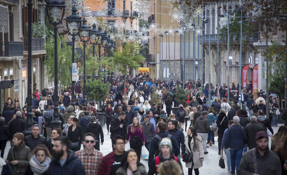 Decenas de personas pasean por Portal de l'Àngel, en Barcelona, el pasado enero. 
