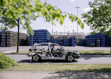 Un e-Golf sin paneles, con la estructura a la vista, en el que se aprecia todo el cableado y electrónica que hace funcionar su mecánica eléctrica. 