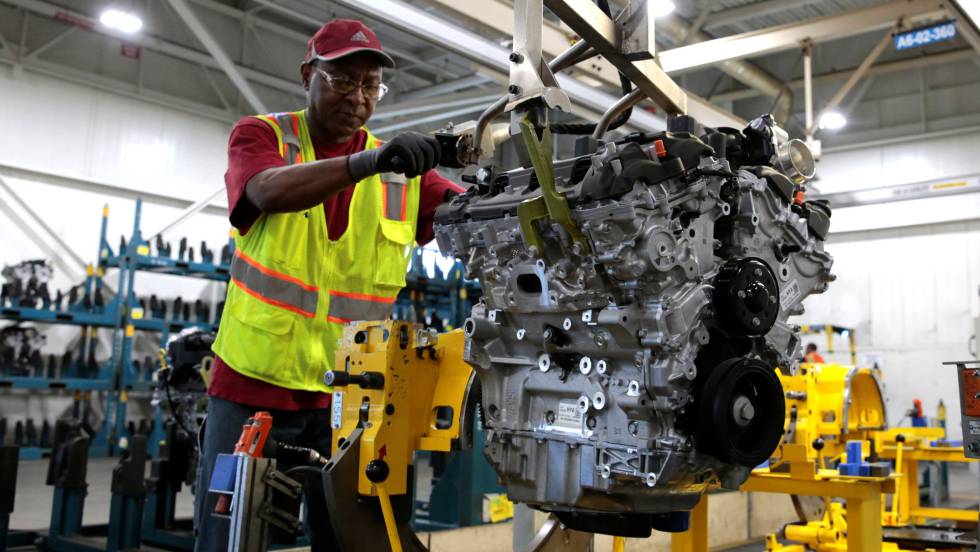 Un empleado de General Motors en una fábrica de motores