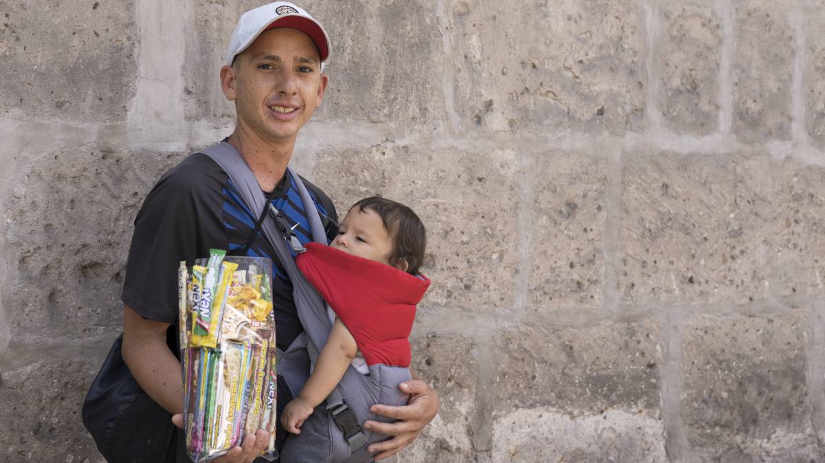 Vendedor ambulante venezolano en Lima (Perú).
