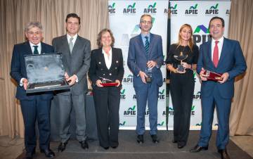 Valentin Pich and Pascual Fernández, honorary members of the APIE, and the Tintero and Secantes awards: Pilar González de Frutos, Pablo Hernández de Cos, Esther Alcocer and Gonzalo Gortázar.