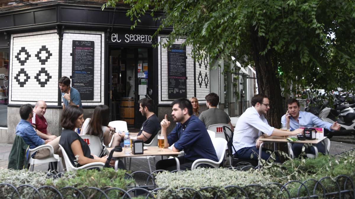 Clientes en la terraza de un bar en Madrid.