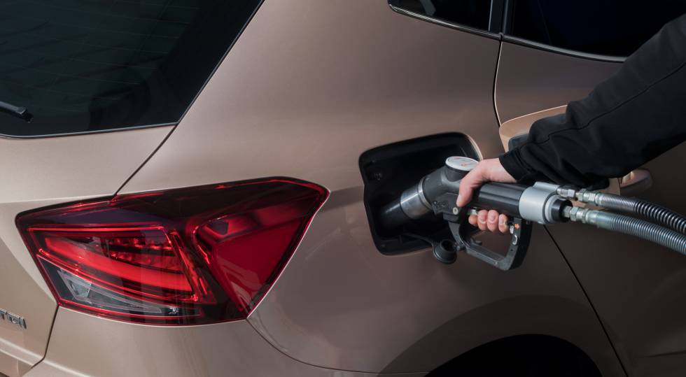 Detalle del repostaje de un coche de gas.