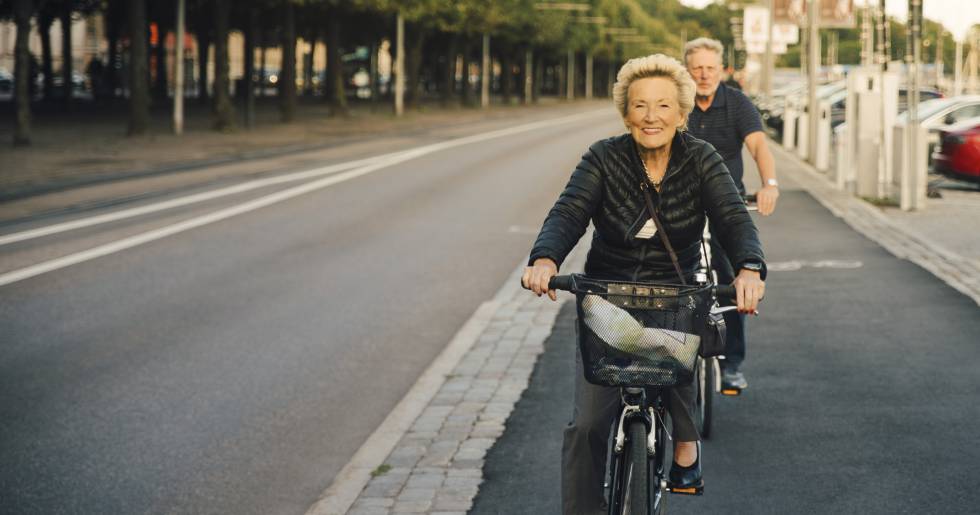 El envejecimiento activo implica una actitud cada vez más positiva y dinámica.
