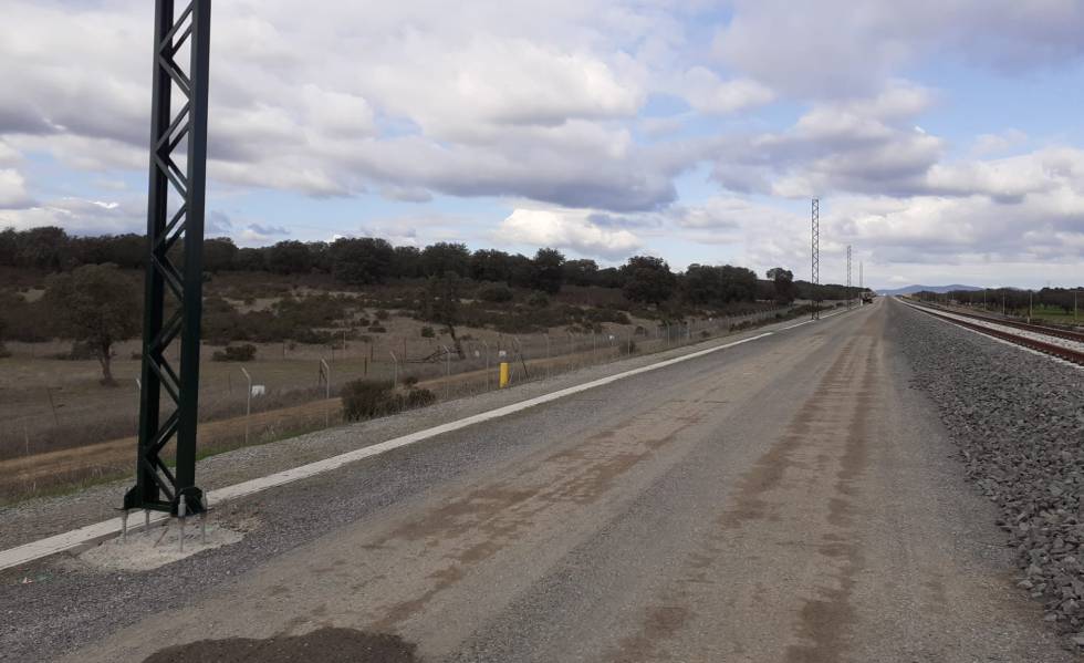 Electrification post of the Madrid-Extremadura high-speed line.