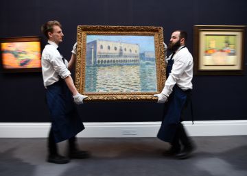 Operarios de Sotheby’s retiran “El Palacio Ducal”, de Claude Monet, subastada el pasado febrero en Londres. 