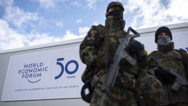 Dos soldados suizos, este domingo, en Davos.