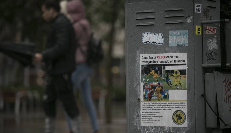 Cartel en Barcelona de un club de futbol de Islandia que recluta a jugadores a cambio de un salario de 2000 euros y un trabajo.